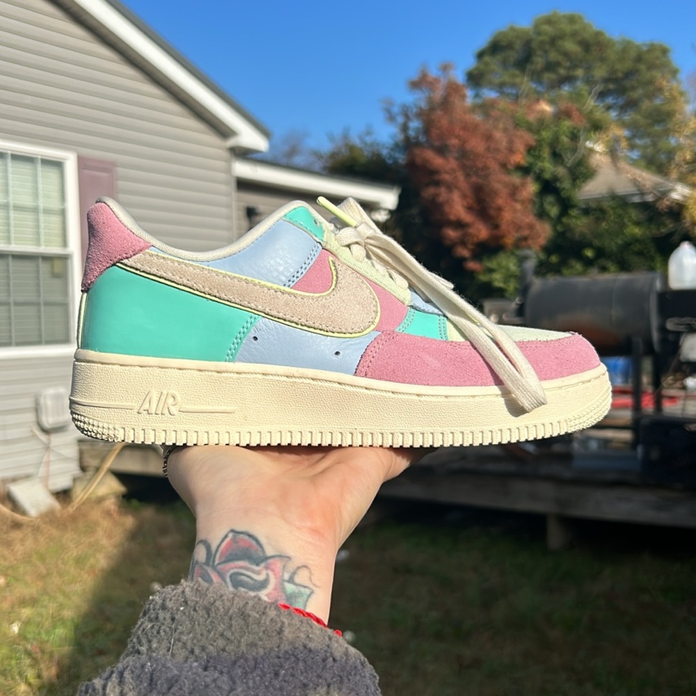 Easter egg pastel Nike EUC without box men’s size 6=women 7.5